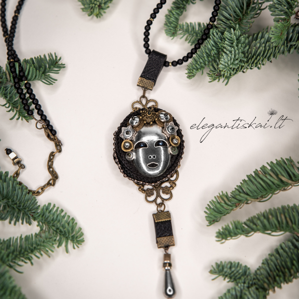 Neck jewelry with face pendant "Elegance"