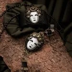 Neck jewellery with face-shaped pendant - Image 2