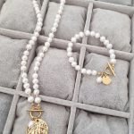 Necklace with medallion and pearl bracelet set - Image 2