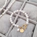 Necklace with medallion and pearl bracelet set - Image 3