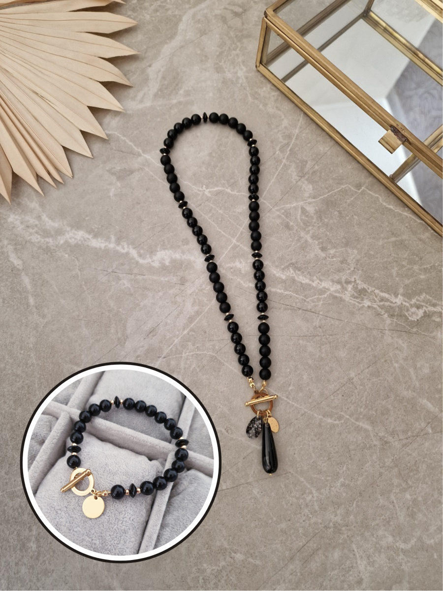 Necklace and bracelet with onyx, shungite