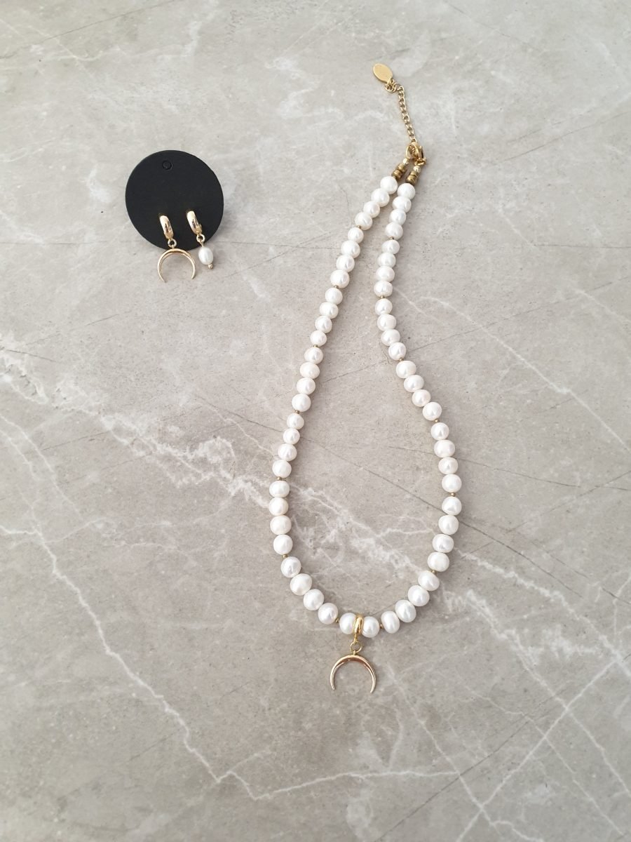 Freshwater pearl necklace and bracelet set