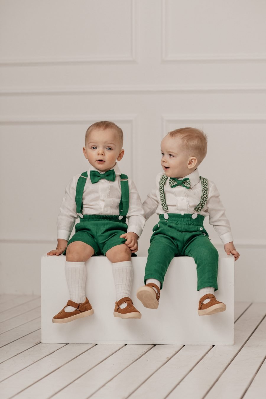 Green linen suit with patterned shoulder straps, bowtie - Image 2