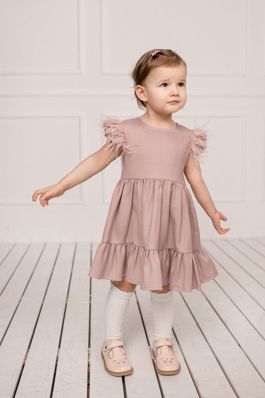 Girl's dress with feathered sleeves