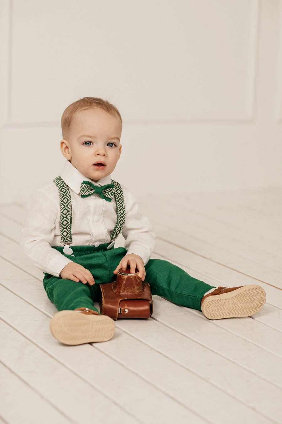 Green linen suit with patterned shoulder straps, bowtie - Image 4