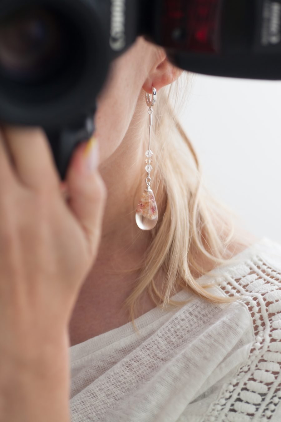 Dangling handmade earrings with pink flowers - Image 5