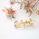 Floral hairclips with real daisies