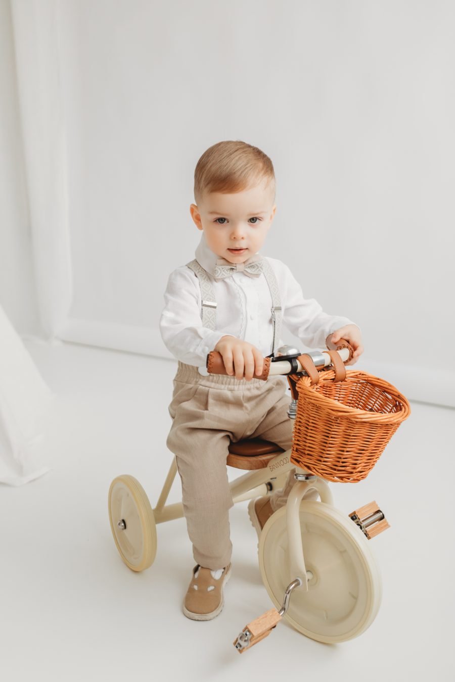 Christening costume with patterned shoulder straps and bowtie