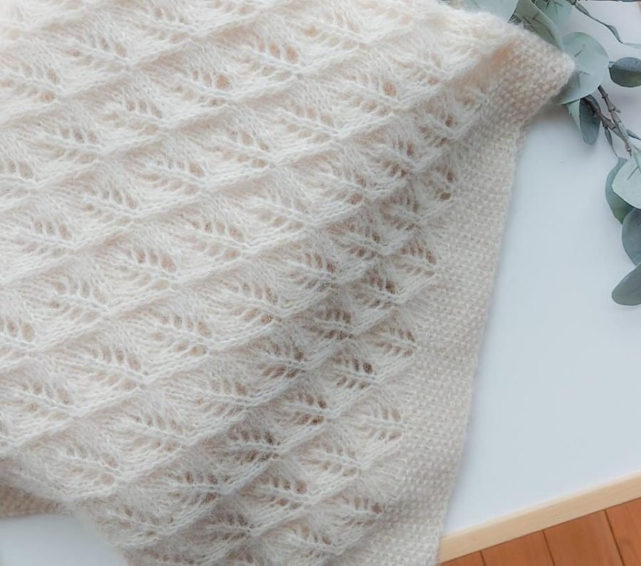 Lightweight, soft, hand-knitted baby blanket - Image 2