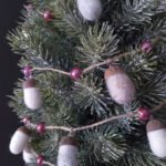 Handmade garland with felt acorns and beads - Image 17