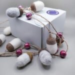 Handmade garland with felt acorns and beads - Image 19