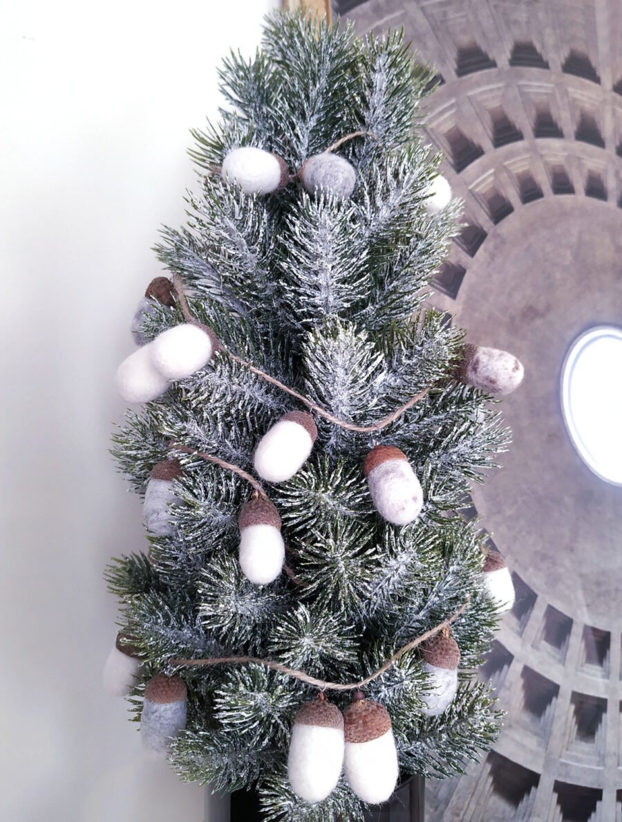 Garland of handmade oak acorns - Image 4