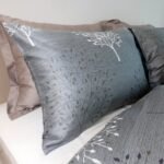 Gray satin bedding (3 pieces, 200x220 cm) - Image 4