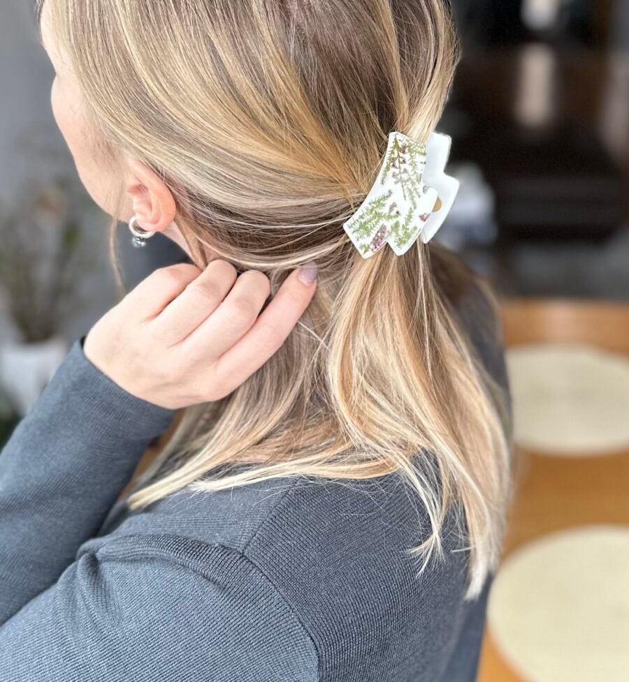 Playful hair clips with pink petals (Kopija) - Image 2